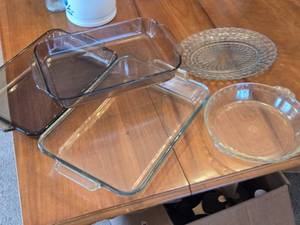 lot 382 image: Glass Baking Dishes and Pie Plates