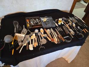 lot 386 image: Large Assortment of Kitchen Utensils and Cutlery