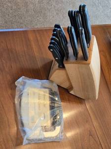 lot 387 image: Chicago Cutlery Knife Set with Block and Pampered Chef Crinkle Cutter