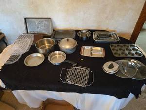 lot 388 image: Lot of Assorted Cookware and Bakeware