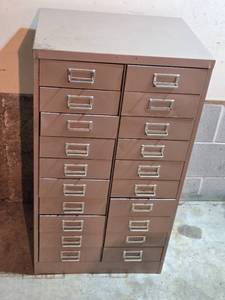 lot 391 image: Metal Cabinet with 20 Drawers