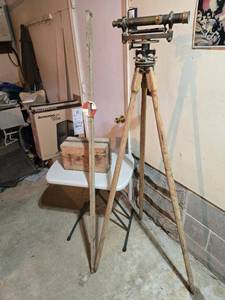 lot 394 image: Vintage Noyes Bros & Cutler Surveyor Level, Tripod with Box