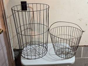 lot 395 image: Set of 2 Wire Baskets with Handles