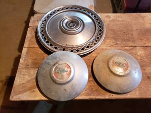 lot 436 image: Set of 3 Vintage Chevrolet and Ford Hubcaps