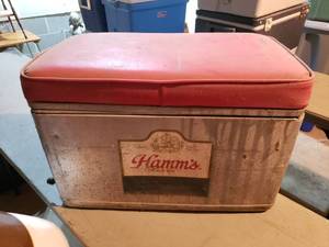 lot 463 image: Vintage Hamms Beer Metal Cooler with Red Cushion Lid