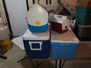lot 465 image: Large Coolers Including Igloo and Playmate Elite