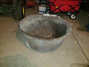 lot 472 image: Large Heavy Cast Iron Pot - 30 Gallon 