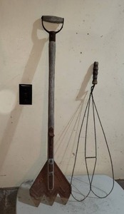 lot 403 image: Vintage Hay Blade or Garden Fork and Wire Rug Beater