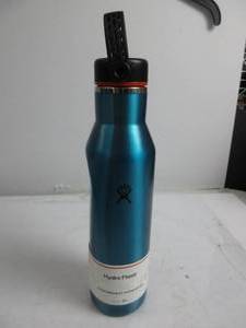 lot 26 image: Hydro Flask 21 Oz Lightweight Wide Flex Cap Celestine NEW BUT DAMAGED, DENT ON SIDE