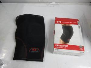 lot 52 image: McDavid Wrestlers Knee Pad Black Extra Large - McDavid 410R-BS-XL USED