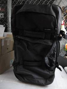 lot 75 image: Dakine Split Roller Bag 110L - Carbon, One Size HAS A USED SMELL, USED, SMALL TEAR & SCUFFS ON BOTTOM, ALL ZIPPERS ZIP