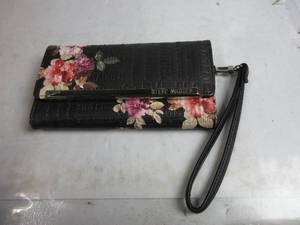 lot 89 image: Steve Madden Womens Logobar Trifold Wristlet Wallet (Black Floral) INSIDE LEATHER IS A BIT SCUFFED, SCRATCHED ON METAL, USED