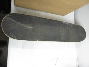 lot 91 image: Element Paisel Complete Skateboard DIRTY, WHEELS AND HANGER NEED TO BE TIGHTENED, USED