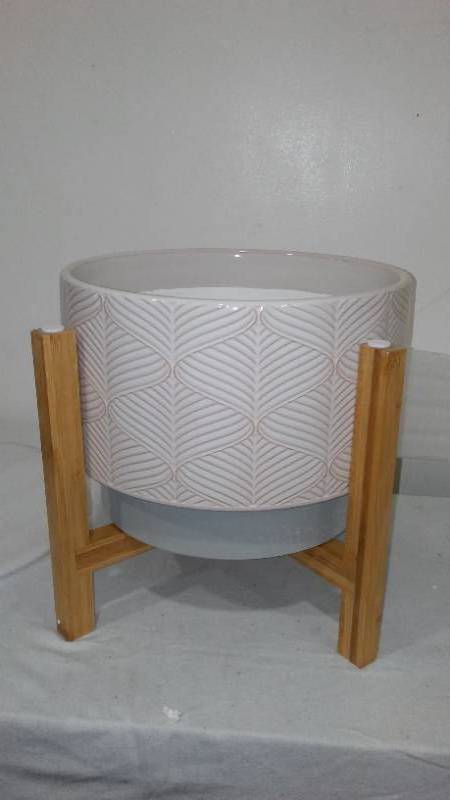 lot 875 image: Better Hames And Garden Planter- New.