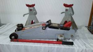 lot 362 image: Larin, Hydraulic Floor Jack and Jack Stands (2).