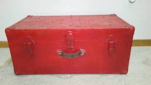 lot 389 image: Vintage Steamer Trunk, Red.