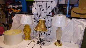 lot 947 image: Accent Lamps (4) and wall dcor.