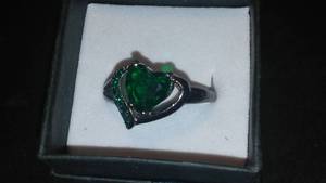 lot 455 image: Emerald Colored Heart Ring.
