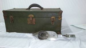 lot 420 image: Vintage toolbox.