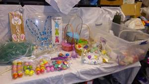 lot 952 image: Easter Dcor with 25 Gal. Covered Tote.