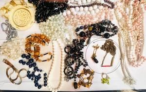 lot 4 image: Lot of Vintage Costume Necklaces
