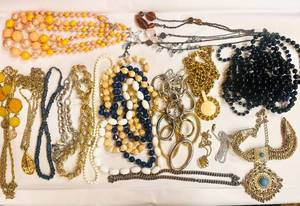 lot 7 image: Lot of Vintage Costume Necklaces