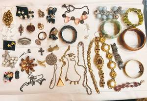 lot 8 image: Lot of Vintage Costume Jewelry Necklaces, Bracelets, Pendants and Pins