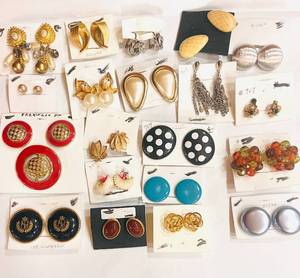 lot 6 image: 20 Pairs of Vintage Costume Earrings