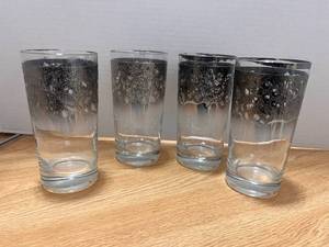 lot 17 image: Set of 4 Mid Mod Silver Hombre Glasses
