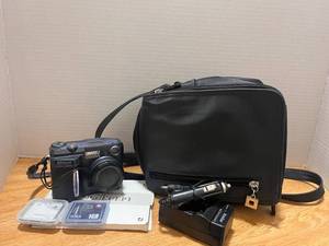 lot 22 image: Nikon Cool Pix 880 With Accessories