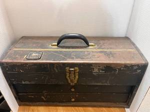lot 26 image: Antique John Deere Tool Box