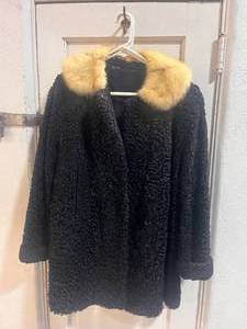 lot 82 image: 1940s Womans Coat w Faux Fur Collar