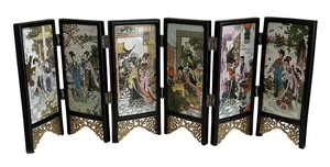 lot 105 image: Pretty Petite Asian Table Top Screen