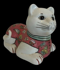 lot 142 image: Chinese Cat Figurine