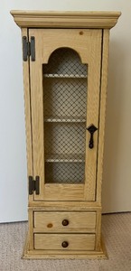 lot 147 image: Petite Vintage Cabinet