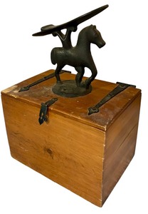 lot 53 image: Vintage Cast Iron Horse on Wooden Shoe Shine Box