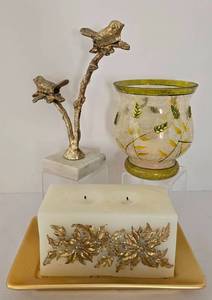 lot 33 image: Pretty Decorative Grouping