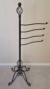 lot 186 image: Versatile Metal Clothing Valet