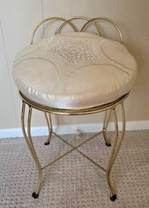 lot 188 image: Sweet Vanity Chair with Cushion
