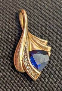 lot 75A image: 10k Yellow Gold and Sapphire Pendant