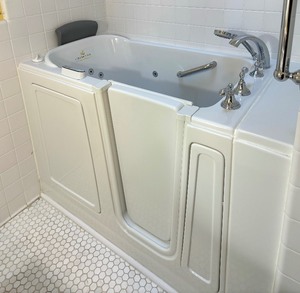 lot 14 image: Liberation by American Standard Walk In Bathtub