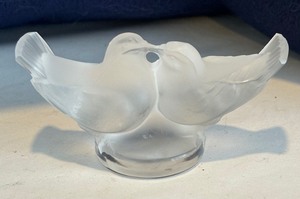 lot 15 image: Lalique Lovebirds Figurine