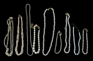 lot 327 image: Plethora of Pretty Faux Pearls