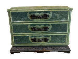 lot 326 image: Lovely Vintage Resin Jewelry Box