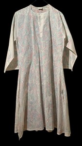 lot 404 image: Giftique Gown