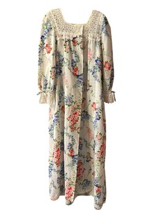lot 467 image: Vintage Floral and Lace Housecoat