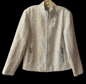 lot 447 image: Gorgeous Chicos Size 2 White Shimmery Zipper Pocket Jacket