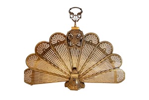 lot 58 image: Victorian Design Vintage Peacock Fan Brass Fireplace Screen