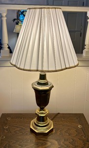 lot 205 image: Pretty Vintage Brass Lamp