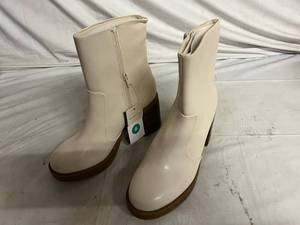 lot 96 image: Universal Threads Memory Foam Boots - Size 8